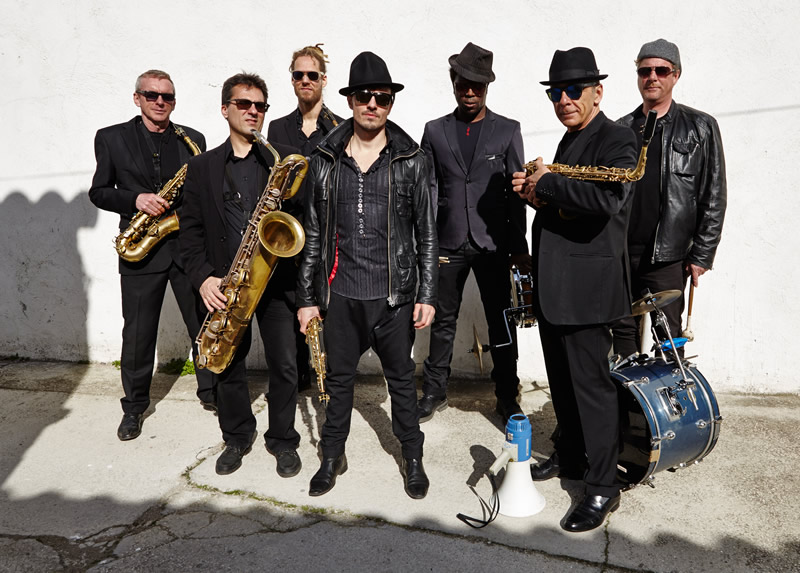 Accoules Sax, le l&eacute;gendaire groupe de Jazz Funk de Marseille, premi&egrave;re fanfare Funk de France cr&eacute;&eacute;e en 1988, donne sa musique dans le monde entier, de Londres &agrave; Singapour, de Montr&eacute;al &agrave; P&eacute;kin, dans le cadre d'&eacute;v&egrave;nements musicaux prestigieux. 